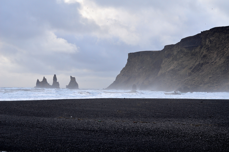 Praia de areia preta em Vik - costa sul da Islândia